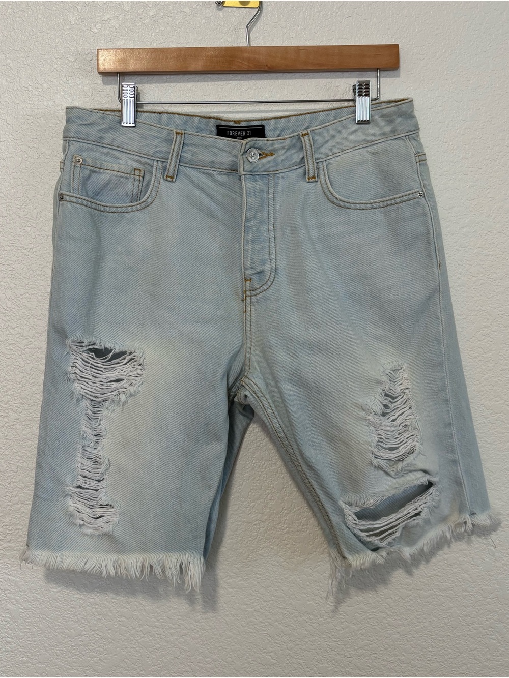 Forever 21 Men Distressed Denim Shorts Light Wash Frayed Hem Size 33 Jean Shorts